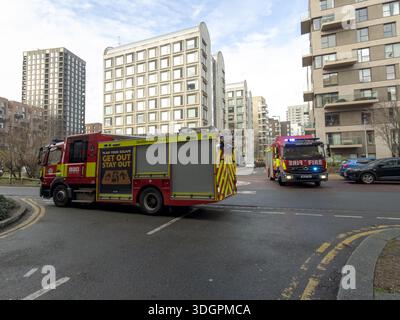 LONDON, Großbritannien - 18. Januar 2026: Mehrere Mannschaften der Londoner Feuerwehr nehmen an einem Vorfall im Greenwich Village teil. Zu den Motoren zählen E221 (Greenwich), E232 (East Greenwich) und E211 (Lewisham). Feuerwehrleute werden gesehen, wie sie die Reaktion am Wohnstandort North Greenwich koordinieren. Quelle: Glosszoom/Alamy Live News Stockfoto