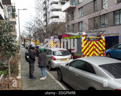 LONDON, Großbritannien - 18. Januar 2026: Mehrere Mannschaften der Londoner Feuerwehr nehmen an einem Vorfall im Greenwich Village teil. Zu den Motoren zählen E221 (Greenwich), E232 (East Greenwich) und E211 (Lewisham). Feuerwehrleute werden gesehen, wie sie die Reaktion am Wohnstandort North Greenwich koordinieren. Quelle: Glosszoom/Alamy Live News Stockfoto