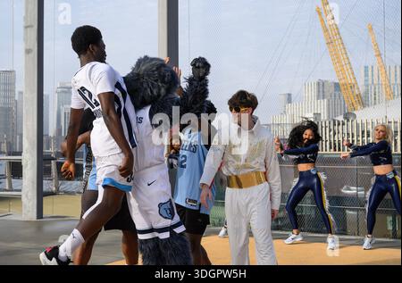 NUR ZUR REDAKTIONELLEN VERWENDUNG das Memphis Grizzlies Team Maskottchen Grizz und das Tanzteam Grizz Girls treten bei einer Basketball-Show auf, bei der Spieler der RDF Eagles Basketball Academy, organisiert von Memphis Tourism vor dem heutigen NBA-Spiel in London im O2, im Rahmen einer Londoner Kampagne zur Förderung von Memphis' Musik, Kultur und Attraktionen auftreten. Bilddatum: Sonntag, 18. Januar 2026. Stockfoto
