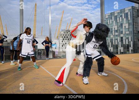 NUR ZUR REDAKTIONELLEN VERWENDUNG das Memphis Grizzlies Team Maskottchen Grizz und das Tanzteam Grizz Girls treten bei einer Basketball-Show auf, bei der Spieler der RDF Eagles Basketball Academy, organisiert von Memphis Tourism vor dem heutigen NBA-Spiel in London im O2, im Rahmen einer Londoner Kampagne zur Förderung von Memphis' Musik, Kultur und Attraktionen auftreten. Bilddatum: Sonntag, 18. Januar 2026. Stockfoto
