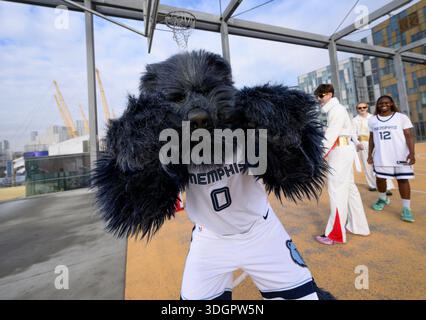 NUR ZUR REDAKTIONELLEN VERWENDUNG das Memphis Grizzlies Team Maskottchen Grizz und das Tanzteam Grizz Girls treten bei einer Basketball-Show auf, bei der Spieler der RDF Eagles Basketball Academy, organisiert von Memphis Tourism vor dem heutigen NBA-Spiel in London im O2, im Rahmen einer Londoner Kampagne zur Förderung von Memphis' Musik, Kultur und Attraktionen auftreten. Bilddatum: Sonntag, 18. Januar 2026. Stockfoto