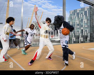 NUR ZUR REDAKTIONELLEN VERWENDUNG das Memphis Grizzlies Team Maskottchen Grizz und das Tanzteam Grizz Girls treten bei einer Basketball-Show auf, bei der Spieler der RDF Eagles Basketball Academy, organisiert von Memphis Tourism vor dem heutigen NBA-Spiel in London im O2, im Rahmen einer Londoner Kampagne zur Förderung von Memphis' Musik, Kultur und Attraktionen auftreten. Bilddatum: Sonntag, 18. Januar 2026. Stockfoto