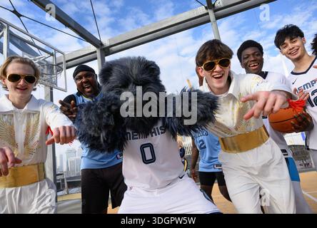 NUR ZUR REDAKTIONELLEN VERWENDUNG das Memphis Grizzlies Team Maskottchen Grizz und das Tanzteam Grizz Girls treten bei einer Basketball-Show auf, bei der Spieler der RDF Eagles Basketball Academy, organisiert von Memphis Tourism vor dem heutigen NBA-Spiel in London im O2, im Rahmen einer Londoner Kampagne zur Förderung von Memphis' Musik, Kultur und Attraktionen auftreten. Bilddatum: Sonntag, 18. Januar 2026. Stockfoto