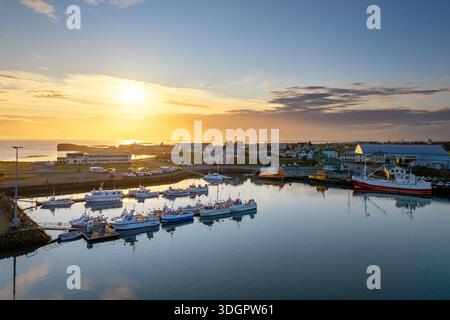 Hofn, Island - 5. August 2025: Blick auf den Jachthafen und den Fischerhafen von Hofn im Süden Islands bei Sonnenuntergang Stockfoto