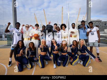 NUR ZUR REDAKTIONELLEN VERWENDUNG das Memphis Grizzlies Team Maskottchen Grizz und das Tanzteam Grizz Girls treten bei einer Basketball-Show auf, bei der Spieler der RDF Eagles Basketball Academy, organisiert von Memphis Tourism vor dem heutigen NBA-Spiel in London im O2, im Rahmen einer Londoner Kampagne zur Förderung von Memphis' Musik, Kultur und Attraktionen auftreten. Bilddatum: Sonntag, 18. Januar 2026. Stockfoto