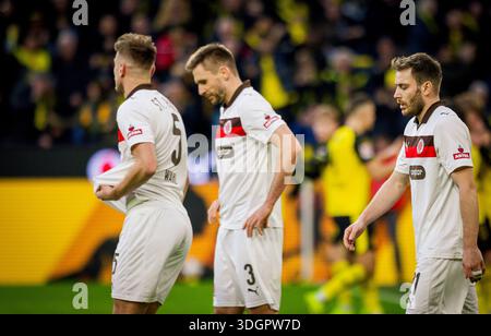 Dortmund, Deutschland. Januar 2026. Hauke Wahl (St. Pauli) Karol Mets (St. Pauli) Lars Ritzka (St. Pauli) Borussia Dortmund - FC St. Pauli 17.01.2026 Stockfoto