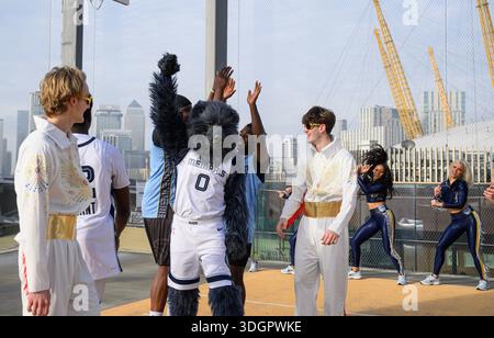 NUR ZUR REDAKTIONELLEN VERWENDUNG das Memphis Grizzlies Team Maskottchen Grizz und das Tanzteam Grizz Girls treten bei einer Basketball-Show auf, bei der Spieler der RDF Eagles Basketball Academy, organisiert von Memphis Tourism vor dem heutigen NBA-Spiel in London im O2, im Rahmen einer Londoner Kampagne zur Förderung von Memphis' Musik, Kultur und Attraktionen auftreten. Bilddatum: Sonntag, 18. Januar 2026. Stockfoto