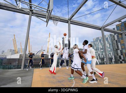 NUR ZUR REDAKTIONELLEN VERWENDUNG das Memphis Grizzlies Team Maskottchen Grizz und das Tanzteam Grizz Girls treten bei einer Basketball-Show auf, bei der Spieler der RDF Eagles Basketball Academy, organisiert von Memphis Tourism vor dem heutigen NBA-Spiel in London im O2, im Rahmen einer Londoner Kampagne zur Förderung von Memphis' Musik, Kultur und Attraktionen auftreten. Bilddatum: Sonntag, 18. Januar 2026. Stockfoto