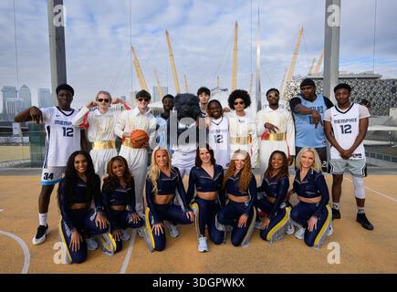 NUR ZUR REDAKTIONELLEN VERWENDUNG das Memphis Grizzlies Team Maskottchen Grizz und das Tanzteam Grizz Girls treten bei einer Basketball-Show auf, bei der Spieler der RDF Eagles Basketball Academy, organisiert von Memphis Tourism vor dem heutigen NBA-Spiel in London im O2, im Rahmen einer Londoner Kampagne zur Förderung von Memphis' Musik, Kultur und Attraktionen auftreten. Bilddatum: Sonntag, 18. Januar 2026. Stockfoto