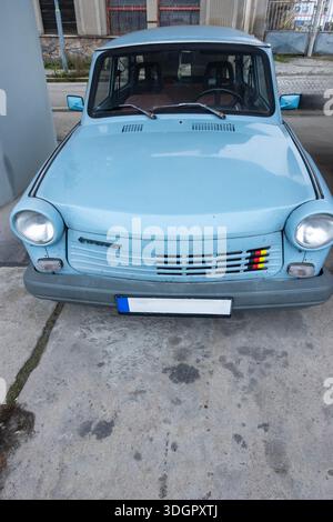Vorderansicht eines blauen Trabant 601, ikonischer DDR-Wagen aus der DDR-Zeit, parkt auf einer Stadtstraße Stockfoto