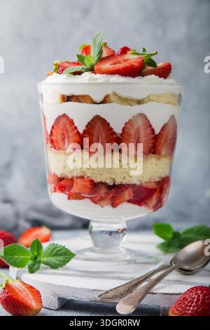 Kleinigkeit. Mehrschichtiges Dessert mit frischer Erdbeere und Frischkäse, selektiver Fokus Stockfoto