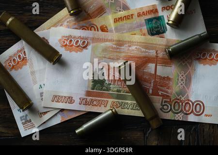 Kugeln liegen auf der Geldspitze Stockfoto