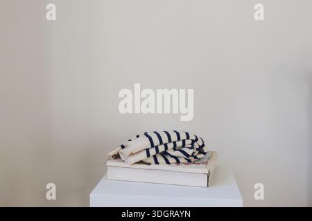 Bequeme gestreifte Kleidung auf Paket minimalistisches Stillleben für Online-Shop-Fashion-Marketing und Wiederverkaufskonzept Stockfoto