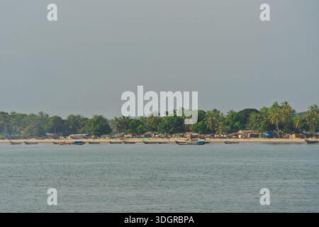 Senegalesische Fischerdörfküste mit traditionellen Pirogenbooten am Sandstrand Stockfoto