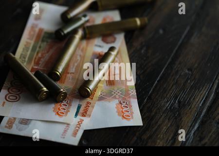 Kugeln liegen auf der Geldspitze Stockfoto