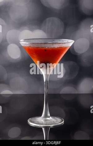 Whiskey-Cocktail oder manhattan serviert mit dunkler Kirsche. Stockfoto