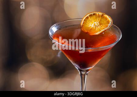Whiskey-Cocktail oder manhattan serviert mit einer dehydrierten Orangenscheibe. Stockfoto
