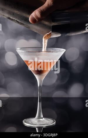 Whiskey-Cocktail oder manhattan serviert mit dunkler Kirsche. Stockfoto