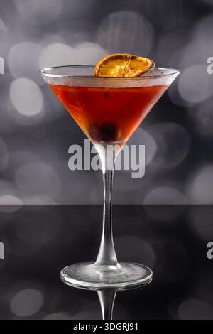 Whiskey-Cocktail oder manhattan serviert mit dunkler Kirsche. Stockfoto