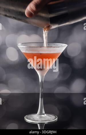 Whiskey-Cocktail oder manhattan serviert mit dunkler Kirsche. Stockfoto