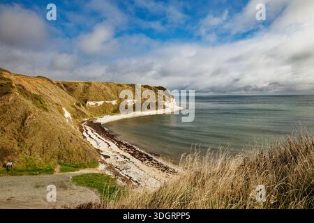 Kreidefelsen und kalkhaltiger felsiger Strand in der Bucht von South Landing, Flamborough Head Heritage Coast, East Yorkshire, England. Stockfoto