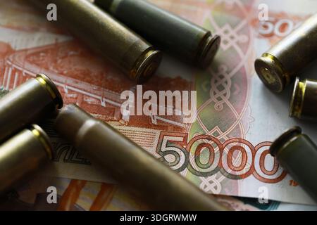 Kugeln liegen auf der Geldspitze Stockfoto