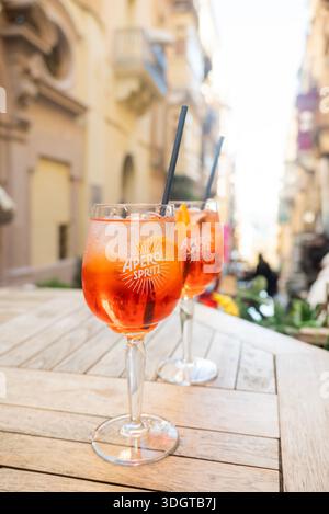 Valletta Malta, 9. Januar 2026, trinken Sie alkoholischen Cocktail Aperol Spritz auf der gemütlichen Terrasse im Restaurant Stockfoto