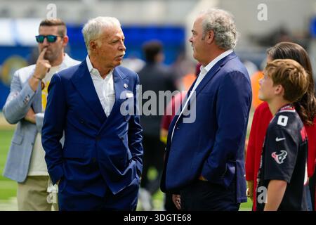 Stan Kroenke, Besitzer der Los Angeles Rams, und Cal McNair, Besitzer der Houston Texans, vor einem Spiel der NFL gegen die Houston Texans am Sonntag, 7. September 2025 in Inglewood Stockfoto