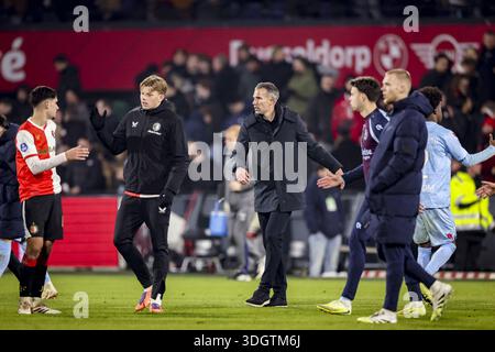 ROTTERDAM - Shaqueel van Persie aus Feyenoord und Feyenoord-Trainer Robin van Persie nach dem niederländischen Eredivisie-Spiel zwischen Feyenoord und Sparta Rotterdam am 18. Januar 2025 im Feyenoord Stadium de Kuip in Rotterdam, Niederlande. BART STOUTJESDIJK / ANP Stockfoto