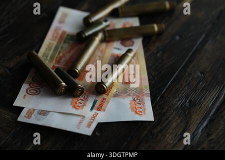 Kugeln liegen auf der Geldspitze Stockfoto