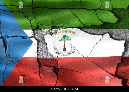 Die Flagge Äquatorialguineas ist auf eine zerrissene Wand gemalt und zeigt Instabilität und Krise Stockfoto