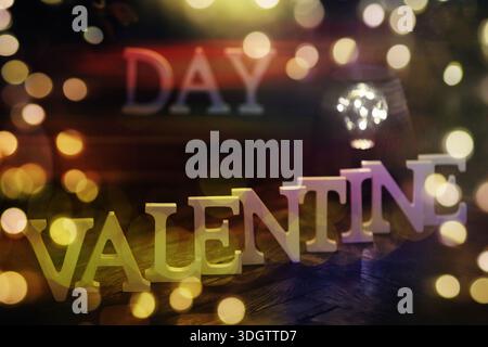 Banner. Valentinstag. Happy valentine's Day Inschrift mit Geschenken auf Holzhintergrund. Das Konzept von Feiern und Liebe. Stockfoto