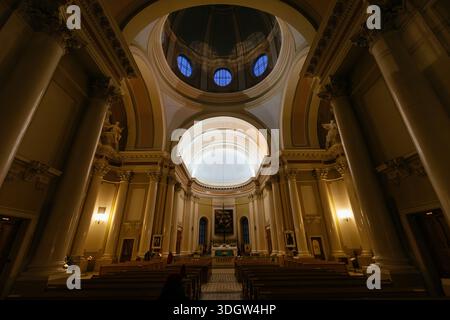 Inneres der katholischen Kirche Basilika St. Katharina von Alexandria in Sankt Petersburg, Russland, 5. November 2024. Stockfoto