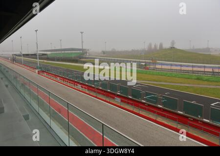 Misano Adriatico International Circuit benannt nach Marco Simoncelli, Blick auf die Startstrecke an einem nebeligen Tag. Stockfoto