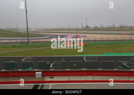 Misano Adriatico International Circuit benannt nach Marco Simoncelli, Blick auf die Startstrecke an einem nebeligen Tag. Stockfoto