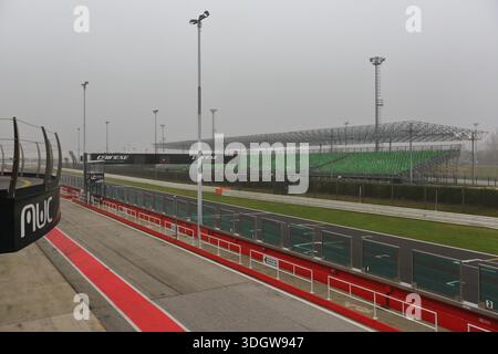 Misano Adriatico International Circuit benannt nach Marco Simoncelli, Blick auf die Startstrecke an einem nebeligen Tag. Stockfoto