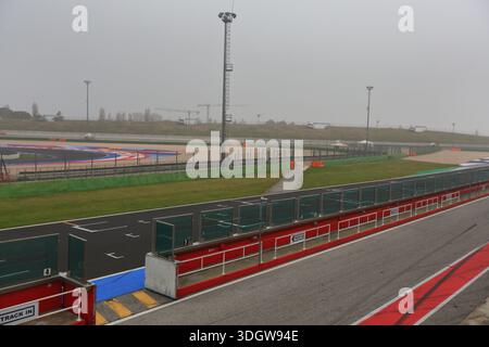 Misano Adriatico International Circuit benannt nach Marco Simoncelli, Blick auf die Startstrecke an einem nebeligen Tag. Stockfoto