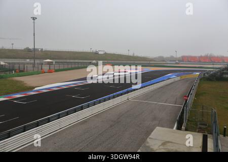 Misano Adriatico International Circuit benannt nach Marco Simoncelli, Blick auf die Startstrecke an einem nebeligen Tag. Stockfoto
