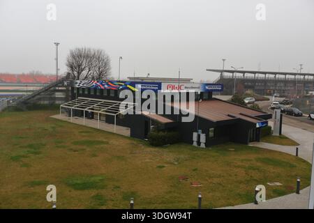 Misano Adriatico International Circuit benannt nach Marco Simoncelli, Blick auf die Startstrecke an einem nebeligen Tag. Stockfoto