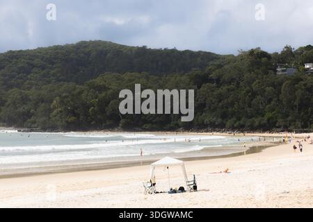 Noosa Heads, Australien - 12. Mai 2025: Besucher der Sandküste von Noosa Heads Beach, Sunshine Coast, Queensland, Australien. Stockfoto