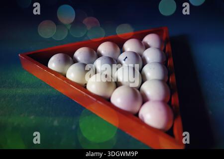 Russische Billardkugeln, Stichwort, Dreieck, Kreide auf einem Tisch Grüner Stoff Ansicht von oben Kopierbereich Stockfoto