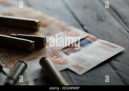 Kugeln liegen auf der Geldspitze Stockfoto