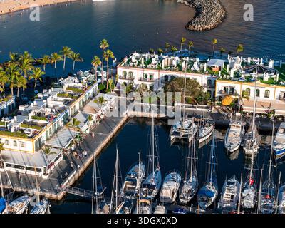 Blick aus der Vogelperspektive auf den Jachthafen Puerto de Mogan, Gran Canaria, am späten Nachmittag Stockfoto