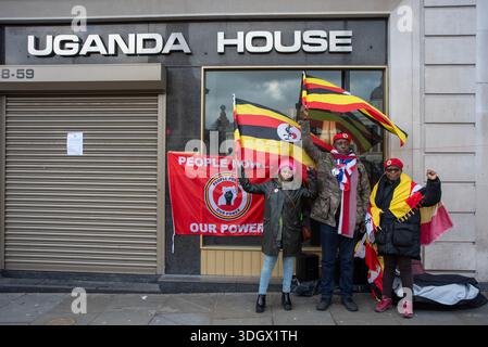 17. Januar 2025, London, Vereinigtes Königreich: Aktivisten halten Fahnen während der Demonstration vor der Ugandischen Hochkommission. Drei Aktivisten der People Power, unsere Machtbewegung protestierten vor der Uganda High Commission auf dem Trafalgar Square in London. Die People Power, Our Power Movement ist eine Widerstandsgruppe in Uganda. Er wird von Bobi Wine geführt. Die Mitglieder der Bewegung sind gegen die Regierungspartei National Resistance Movement 40 Years Diktatur und ihren Präsidenten Yoweri Kaguta Museveni. (Credit Image: © Krisztian Elek/SOPA Images via ZUMA Press Wire) REDAKTIONELLE VERWENDUNG AUF Stockfoto