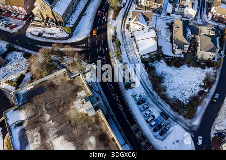 Hochwinkelaufnahme mit Blick auf verschneite Straßen und Häuser in einer walisischen Stadt Stockfoto