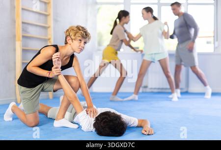 Zwei Jungs üben Selbstverteidigungstechniken Stockfoto