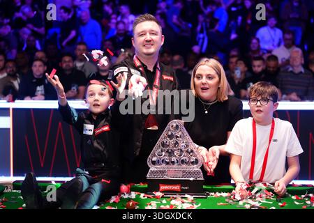 Kyren Wilson (Mitte) feiert mit der Paul Hunter Trophy sowie Familie, Sohn Bailey Wilson (links), Ehefrau Sofie Wilson und Sohn Finley Wilson (rechts), nachdem er die Masters am 8. Tag der Johnstone's Paint Masters 2026 im Alexandra Palace, London gewonnen hat. Bilddatum: Sonntag, 18. Januar 2026. Stockfoto