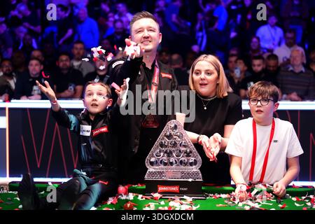 Kyren Wilson (Mitte) feiert mit der Paul Hunter Trophy sowie Familie, Sohn Bailey Wilson (links), Ehefrau Sofie Wilson und Sohn Finley Wilson (rechts), nachdem er die Masters am 8. Tag der Johnstone's Paint Masters 2026 im Alexandra Palace, London gewonnen hat. Bilddatum: Sonntag, 18. Januar 2026. Stockfoto