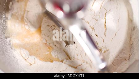 Mischen Von Weicher Butter Mit Mehl, Cremiger Butter Und Mehl In Einer Edelstahlschüssel Zum Backen Stockfoto