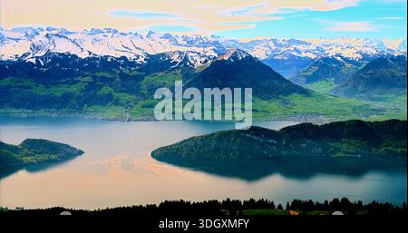 Ruhige Bergszene, Ruhige Dämmerung Über Dem Eisigen Fjord, Ruhiger Sonnenaufgang Mit Blick Auf Schneebedeckte Gipfel Und Grüne Inseln Stockfoto